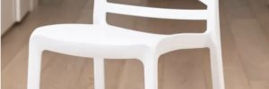 Sedia in plastica  Questo modello di sedie è monoblocco e possono essere impilate in caso di inutilizzo, così da risparmiare spazio.