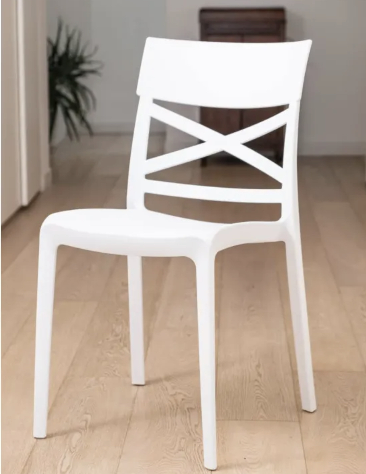 Sedia in plastica Questo modello di sedie è monoblocco e possono essere impilate in caso di inutilizzo, così da risparmiare spazio. - immagine 2