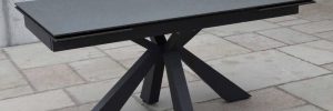 Tavolo in vetro ceramica finitura pietra nera. Base in metallo.