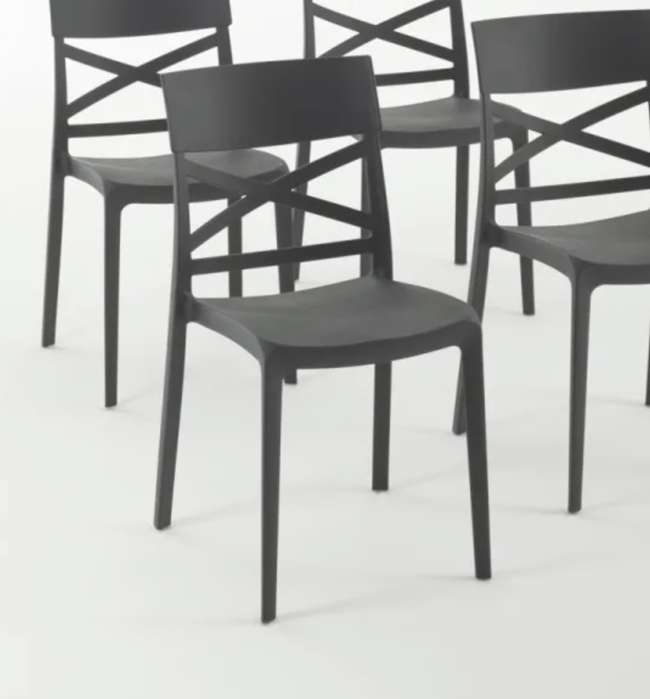 Sedia in plastica Questo modello di sedie è monoblocco e possono essere impilate in caso di inutilizzo, così da risparmiare spazio.