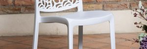 Sedia in plastica. Questo modello di sedie è monoblocco e possono essere impilate in caso di inutilizzo, così da risparmiare spazio. 